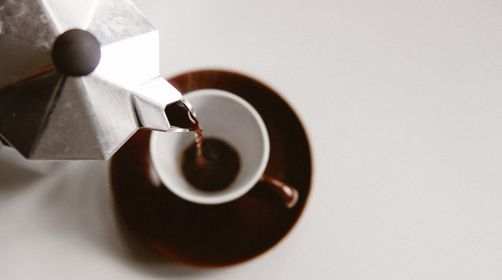 4- از قرص های مصنوعی برای تمیز کردن قهوه جوش خود استفاده کنید.